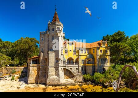 Museu Condes de Castro Guimaraes in Cascais, Lissabon, Portugal. Bau des Museums Conde Castro Guimaraes in den hübschen Gärten von Jardim Marechal Stockfoto