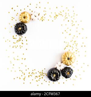 Goldrahmen verziert mit schwarzem und goldenem Halloween Kürbis und Lametta mit Platz für Text. Isoliert auf weißem Hintergrund. Flach liegend, Draufsicht. Stockfoto