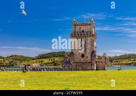 Blick auf den Belem-Turm am Ufer des Tejo in Lissabon, Portugal. Der Belém-Turm (Torre de Belem), Lissabon, Portugal. Am Rande des Tejo Stockfoto