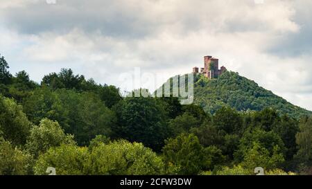 Blick auf die Burgruine trifels im pfälzer wald in rheinland-pfalz Stockfoto
