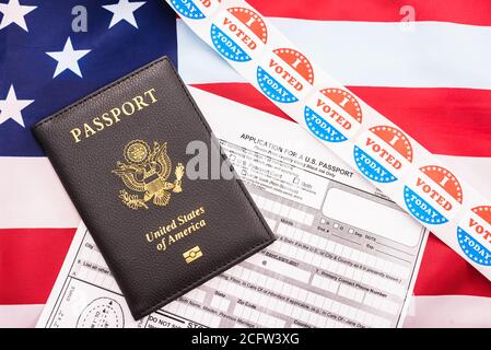 Neue amerikanische Wähler identifizieren sich mit ihrem neuen Pass. Stockfoto