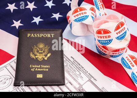 Antrag, um United States Passport auf der amerikanischen Flagge zu erhalten und in der Lage, in den Wahlen zu wählen. Stockfoto