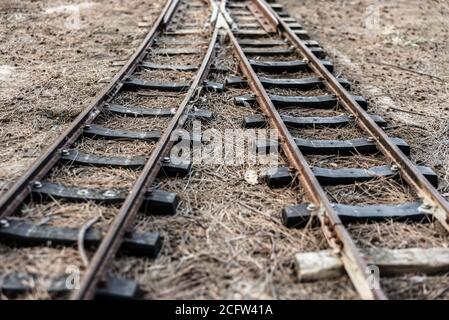 Alte Eisenbahnstrecke mit Schienen, die in zwei verschiedene Richtungen abzweigen. Stockfoto