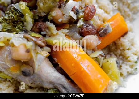 Detail eines Tellers marokkanischen Couscous, gekocht mit Gemüse und Fleisch. Stockfoto