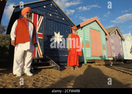 Melbourne Australien. Szenen des täglichen Lebens in Melbourne Australien . Zwei indische Sikhs an den Brighton Beach Boxen. Stockfoto