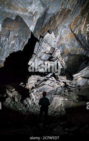 Riesige schräge Platte aus Schiefer, von der Wand gefallen, in Cwmorthin Schiefer Mine, Nord-Wales Stockfoto