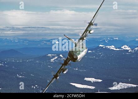 1978 - Ein Luft-zu-Luft Vorderansicht eines 36th Tactical Airlift Squadron C-130E Hercules Flugzeuge in eine steile Bank. Stockfoto