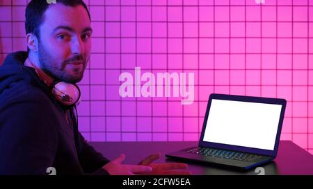 Technologie, Gaming, Entertainment, Let's Play und Personen Konzept Gamer sprechen über das Spiel auf dem Bildschirm, um die Kamera. Weißes Display. Stockfoto