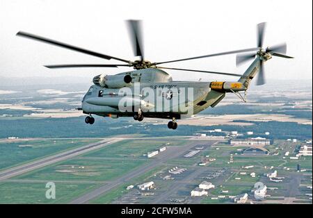 1978 - Ein Luft-zu-Luft linke Seitenansicht eines 39th Aerospace Rescue & Recovery Flügel HH-53 Hubschrauber über Loring Air Force Base, Maine, während auf dem Weg von eglin Air Force Base, Fla., Woodbridge, England. Stockfoto