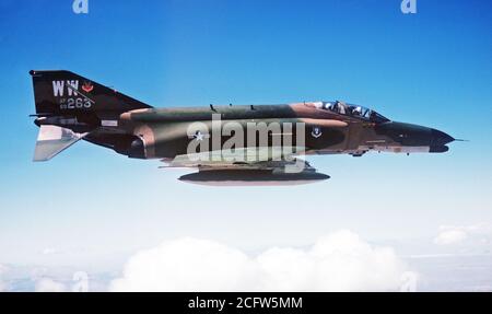 1978 - Ein Luft-zu-Luft, Rechts 37th Tactical Fighter Wing F-4G Advanced Wild Weasel Phantom II Flugzeuge. Stockfoto