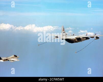 1978-A Marine All-Weather Attack Squadron 332 (VMA (AW)-332) A-6E Intruder Flugzeug nähert sich einem Marine Refueler-Transport Squadron 252 (VMGR-252) KC-130R Hercules Flugzeuge auf Kraftstoff während eines Fluges aus der Marine Corps Air Station Cherry Point, North Carolina. Stockfoto