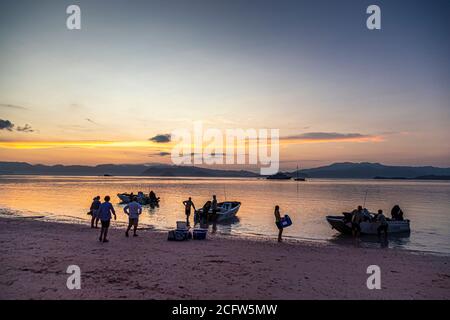 Sundowner am rosa Strand. Feuer und Drachen Kreuzfahrt des wahren Nordens, Sunda Inseln, Indonesien Stockfoto