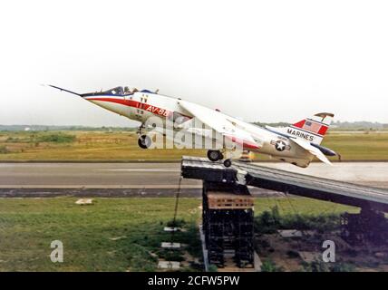 1979 - Betrieb Ski Jump war der Test aus der Marine Corps YAV-8B Harrier Flugzeuge, aus einem eigens errichtete Rampe wurde von der Brücke Co., 8. Unterstützung der Techniker Bn., 2.Mar.Div., Fleet Marine Force, Camp LeJuene, N.C. gebaut Stockfoto