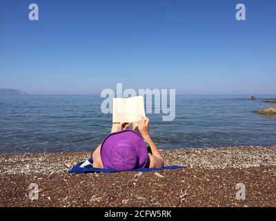 Lesen am Strand. Entspannen mit einem guten Buch am Meer. Stockfoto