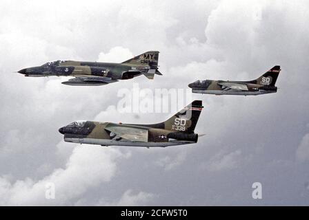 1979 - Ein Luft-zu-Luft linke Seitenansicht einer F-4E Phantom II Flugzeuge aus der 347 Tactical Fighter Wing in Formation mit zwei Air National Guard A-7D Corsair II Flugzeuge. Die Flugzeuge sind die Teilnehmenden in US Southern Command canal Verteidigung Übung Schwarz Fury II. Stockfoto