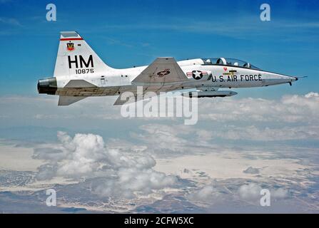 1979 - Ein Luft-zu-Luft, rechts T-38 Talon Flugzeuge. Das Flugzeug ist mit einem Rumpf montierten Waffen pod ausgestattet. Stockfoto