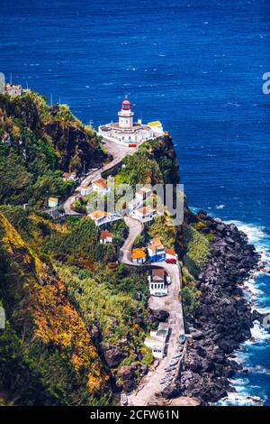 Dramatischer Blick auf den Leuchtturm auf Ponta do Arnel, Nordeste, Sao Miguel Island, Azoren, Portugal. Leuchtturm Arnel bei Nordeste auf der Insel Sao Miguel Stockfoto