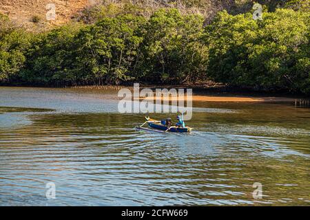 Kleines Motorboot mit improvisiertem Ausleger, Sunda Inseln, Indonesien Stockfoto