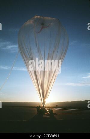 1979 - Mitglieder des Ballons Forschung und Entwicklung Test Zweig, Luftwaffe Geophysik Labor, bereiten Sie eine Helium-gefüllten Ballon als dawn Breaks. Stockfoto