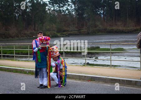 Feier des Carnaval de Cobres in Vilaboa, Pontevedra, Spanien. Februar 2020. Traditionelle Feier mit regionalen Kostümen, Musik und Tänzen Stockfoto