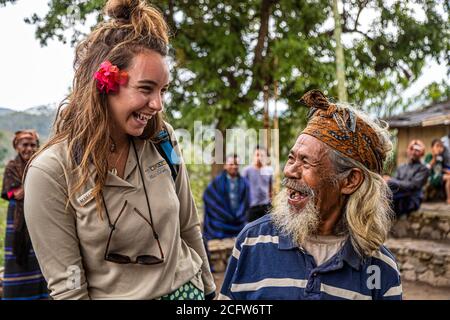 Humorvoller Kulturaustausch, Sunda-Inseln, Indonesien Stockfoto