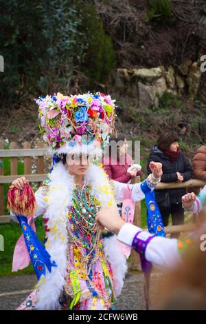 Feier des Carnaval de Cobres in Vilaboa, Pontevedra, Spanien. Februar 2020. Traditionelle Feier mit regionalen Kostümen, Musik und Tänzen Stockfoto