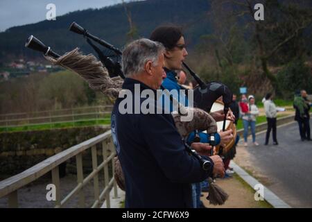 Feier des Carnaval de Cobres in Vilaboa, Pontevedra, Spanien. Februar 2020. Traditionelle Feier mit regionalen Kostümen, Musik und Tänzen Stockfoto