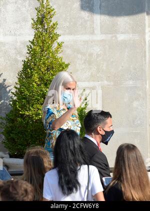 Die Sängerin Baby K sah bei der Ankunft von Fans umgeben Das Hotel Excelsior während der 77. Filmfestspiele von Venedig 2020 Stockfoto