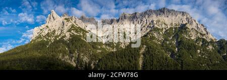 Deutschland, Bayern-Bayern, Mittenwald. Alpenstadt mit Karwendelgebirge Stockfoto