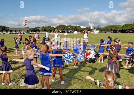 National Footbal League (NFL) Cheerleadern lehren Tänze für die Kinder von militärangehörigen an der Naval Station Pearl Harbor, Hawaii, am 10.02.2005. Die NFL Cheerleader sind Teilnahme an Festlichkeiten Pro Bowl auf Hawaii. Stockfoto