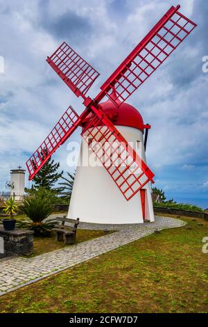 Alte Windmühle Red Peak Mühle in Bretanha (Sao Miguel, Azoren). Traditionelle weiße Windmühle mit rotem Dach und Flügeln im Dorf Bretanha, Sao Miguel Islana Stockfoto