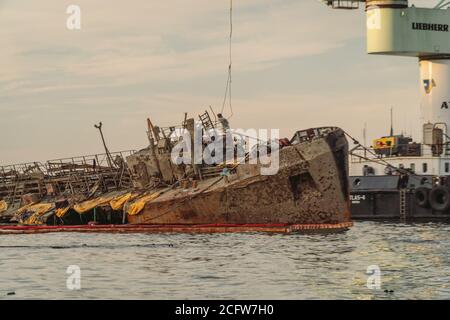 Rettungswrack Öltanker Delfi in Odessa, Ukraine 26 August 2020, in der Nähe der Schwarzmeerküste. Marine Crane lift Wrack Delphi ins Meer. Alte rostige Schiff liegen Stockfoto