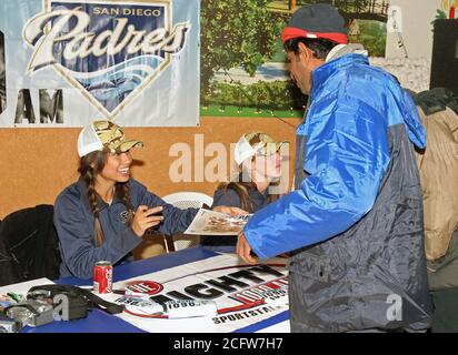 2004 - Ladegerät Mädchen Kaylin (links) und Kristina, San Diego Chargers Cheerleader, treffen und Autogramme für irakische Zivilisten in der Messe im Al Asad, Al Anbar Provinz, Irak unterzeichnen, während der Tour besuchen uns Streitkräfte während der Operation Iraqi Freedom. Stockfoto