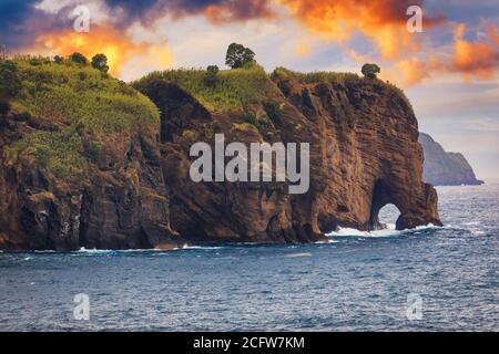 Aussichtspunkt Pedras Negras, São Miguel, Azoren. Miradouro das Pedras Negras (Aussichtspunkt der schwarzen Steine), Azoren, Sao Miguel, Portugal. Stockfoto