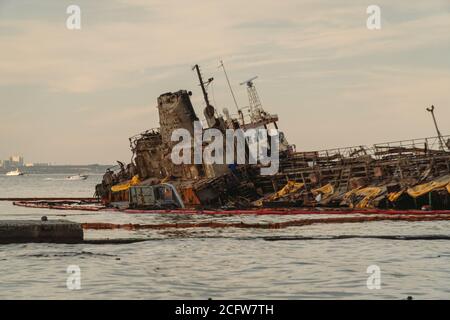 Öltanker Delphi abgestürzt in der Nähe der Schwarzmeerküste in der Ukraine, Odessa 26 August 2020. Kleiner Tanker, rostig alt, liegt auf seiner Seite im Meer. Anheben versenkt Stockfoto