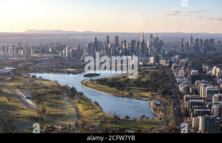 Melbourne Australien. Luftaufnahme des Albert Park Lake und der Grand-Prix-Strecke mit der Skyline von Melbourne im Hintergrund. Stockfoto