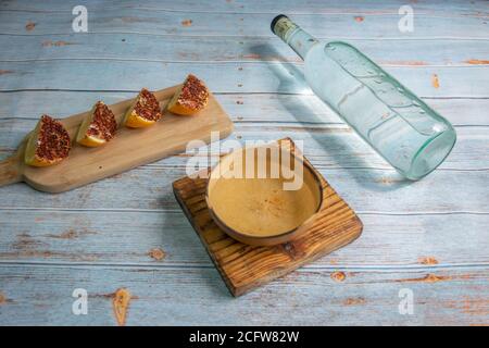 Draufsicht auf Flasche kristallinen Tequila oder Mezcal mit Jicaras und würzige Orangen Stockfoto