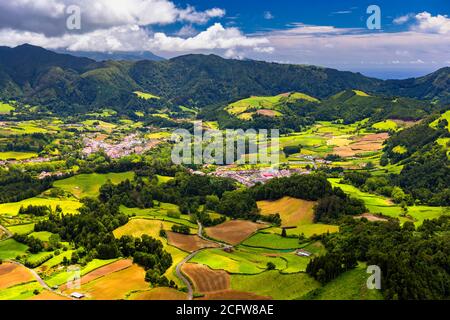 Luftaufnahme von Lagoa das Furnas auf der Azoreninsel Sao Miguel, Azoren, Portugal. Furnassee (Lagoa das Furnas) auf Sao Miguel, Azoren, P Stockfoto