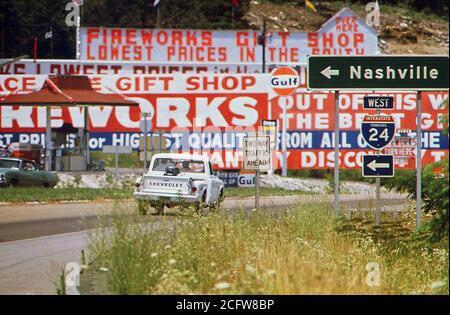 Visuelle Verschmutzung auf der Interstate 24 östlich von Nashville, Tennessee, September 1972. Stockfoto