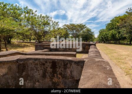 Leon, Nicaragua - 27. November 2008: Ruinen des alten Leon. Linie der Ziegelsteinmauer Quadrate, die die Fundamente der Häuser bilden, die eine Straße bilden. Im Park mit eingestellt Stockfoto
