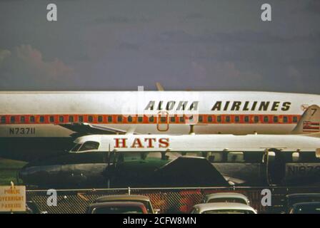 Alt Aloha Airlines Jet Flugzeug in ein Hawaii Flughafen in den frühen 1970er Jahren Stockfoto