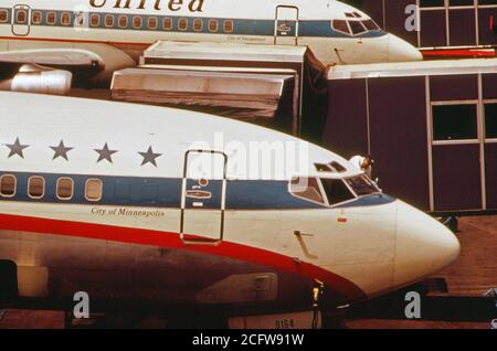 Zwei United Airlines Jets an den Toren von Portland International Airport im Mai 1973 geparkt. Stockfoto