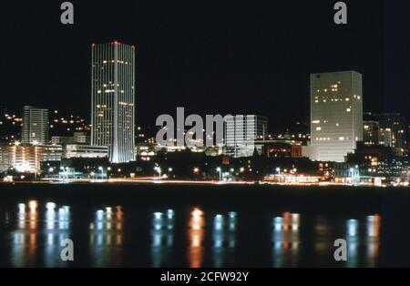 Kern der Innenstadt von Portland, nach 7 Uhr am 2. November 1973, während der Energiekrise mit wenigen Kommerziellen und Neon Beleuchtung zeigt. Dieses Foto sieht aus in Richtung Westen mit den Willamette River im Vordergrund 11/1973 Stockfoto