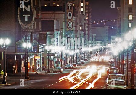 Blick nach unten Südwest Broadway in Portland, während die Energie-Krise zeigt Limited-Beleuchtung auf eine Misty Abend 12/1973 Stockfoto