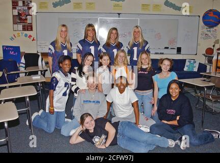 Die New England Patriots Cheerleadern posieren für ein Gruppenfoto mit Incirlik High School Cheerleader während des Betriebs Seasons Greetings an der High School auf Incirlik, Türkei, am 8. Dezember 2004. Stockfoto