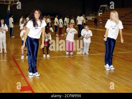 Niesha Thompson (vorne links) und Allison Kalkoske, sowohl mit der National Football League (NFL) Seattle Seahawks, Meer Gals Cheerleaders, unterrichten, ein Tanz, der Routine zu Mädchen aus Spangdahlem Air Base (AB), Deutschland. Stockfoto