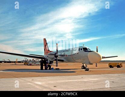 1978 - Ansicht von rechts vorne auf einer Marine TC-4C, Klassenzimmer Flugzeuge, verwendet bombadiers und Navigatoren für die A-6 ein Eindringling Flugzeuge zu trainieren. Der TC-4C sitzen auf dem Flug Linie ist und Marine All-Weather Attack Squadron (Ausbildung) 202 befestigt. Stockfoto