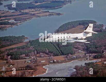 1979 - Ein Luft-zu-Luft linke Seitenansicht einer 89th Military Airlift Wing C-140B Jet Star Flugzeuge. Stockfoto