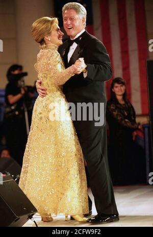 1/20/1997 - Foto von Präsident William Jefferson Clinton und First Lady Hillary Rodham Clinton Tanzen an der Tennessee Eröffnungs-Ball in Washington, DC Stockfoto