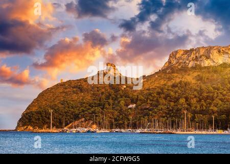 Strand von Cagliari (Poetto Sella del Diavolo) mit Torre del Poetto Turm und Boote bei Sonnenuntergang, Sardinien, Italien. Stockfoto